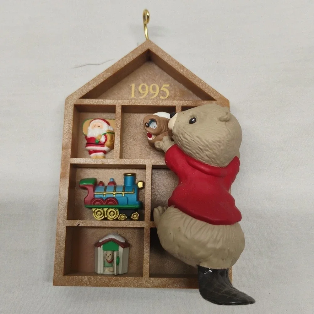 Hallmark Keepsake Collectors‎ Club 1995 Beaver & Bookshelf Ornament